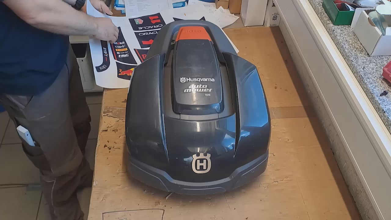 Video laden: Das Anbringen des Husqvarna Automower Foliensatz ist sehr einfach